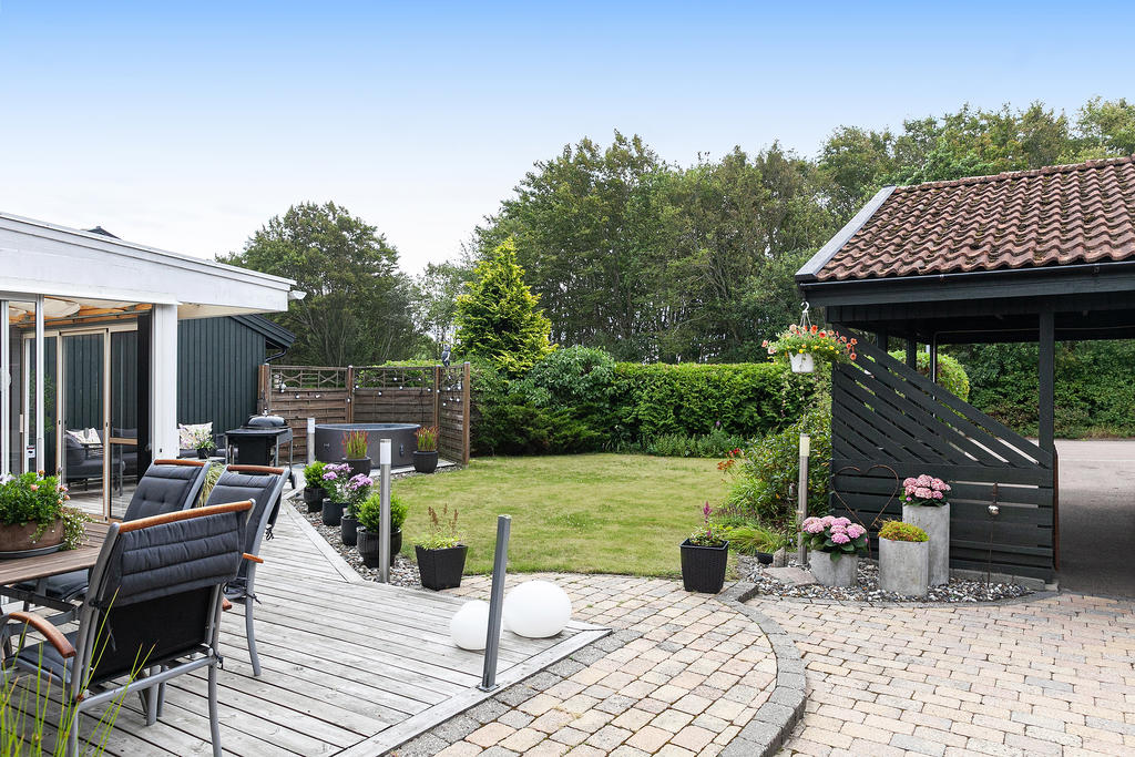 Ostört söderläge utan insyn med egen uppfart, carport och garage!