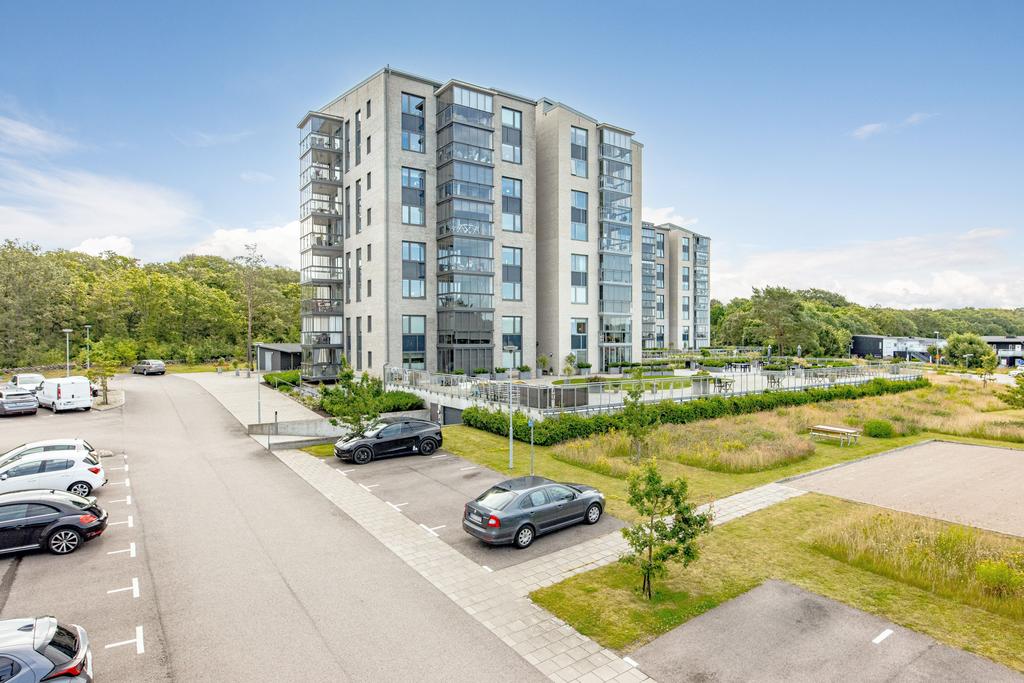 Utsikt mot både bebyggelse och grönska.
