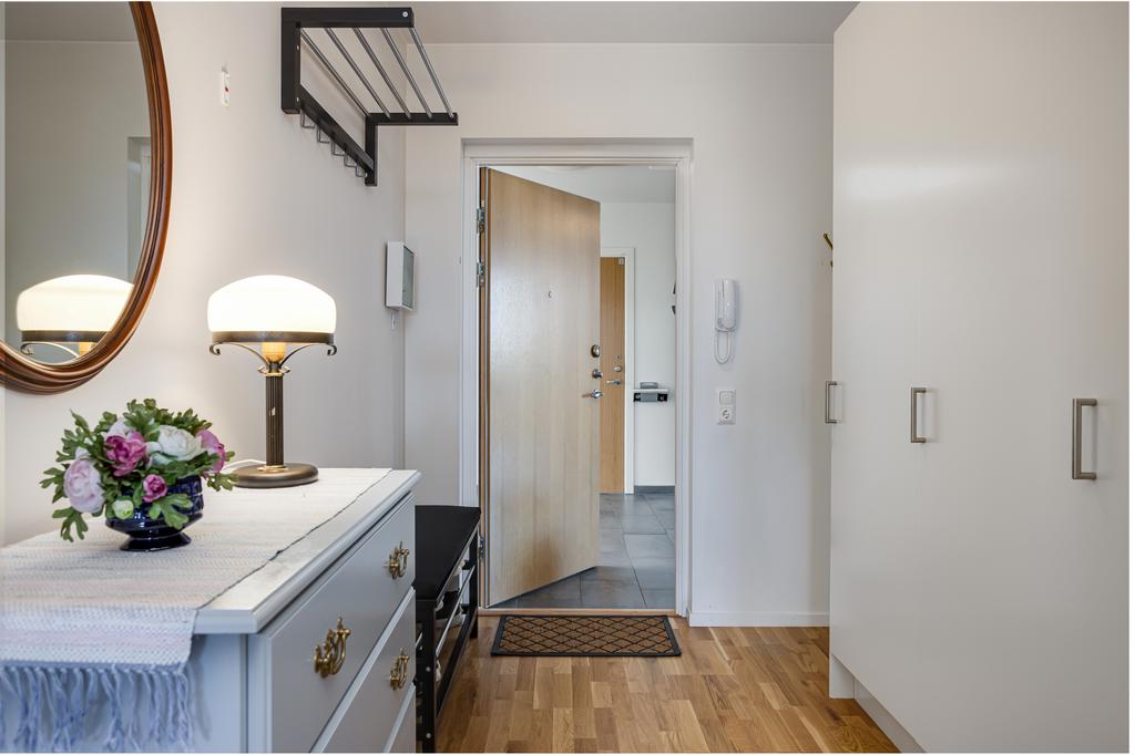 Välkomnande hall med plats för avlastningsmöbel.