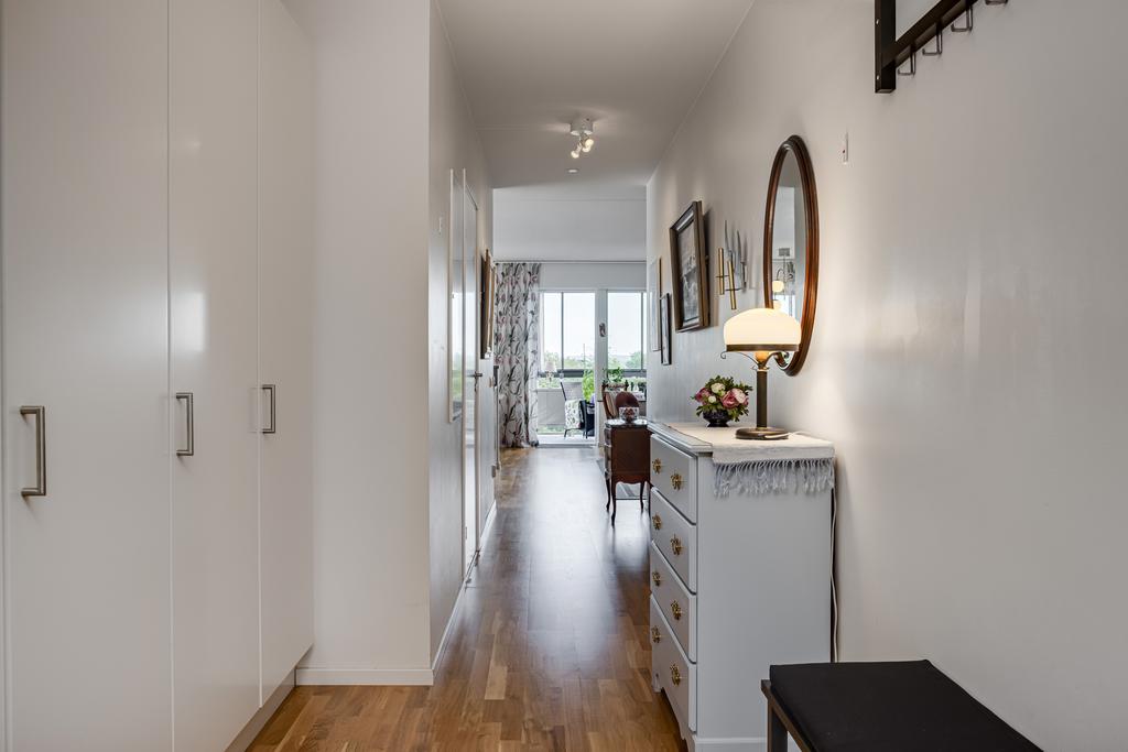 Hallen leder vidare in mot bostadens sociala ytor.