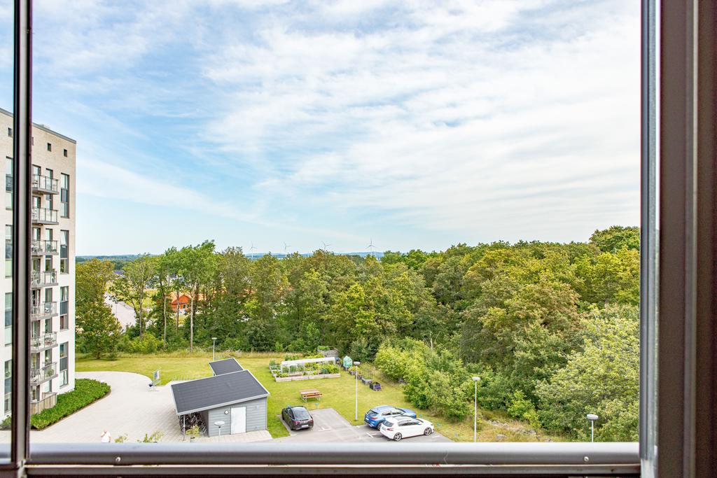 Balkongen erbjuder utsikt över de gröna omgivningarna.