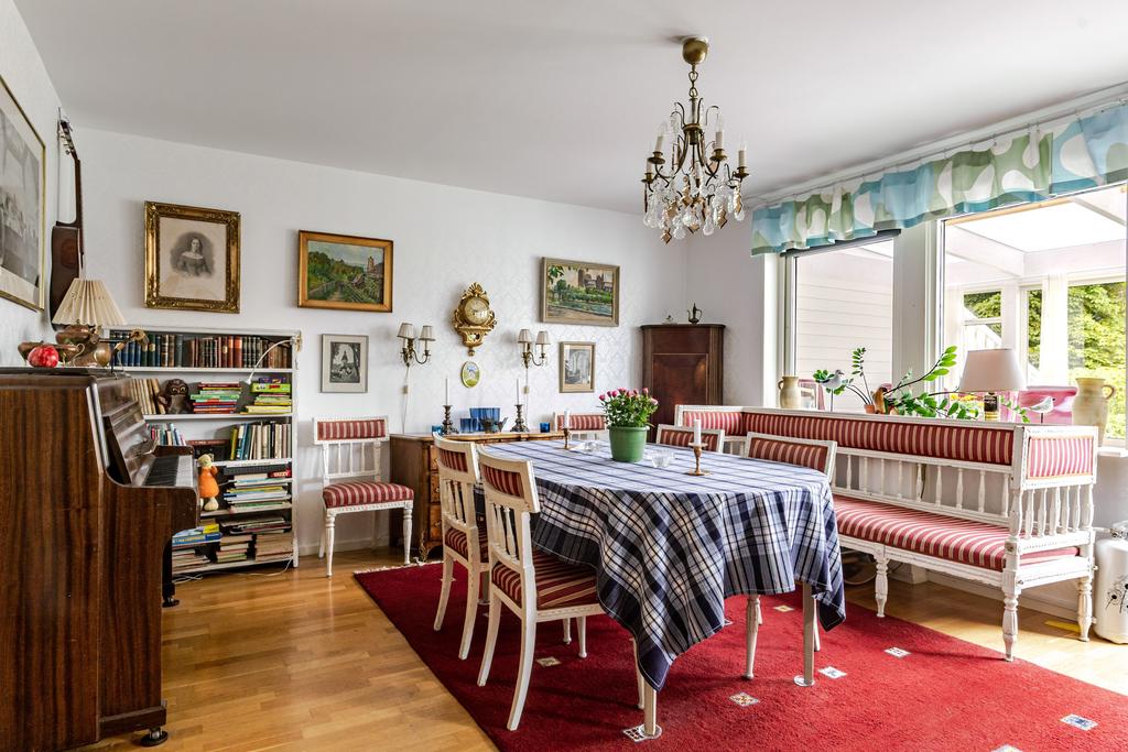 Plats för stor matgrupp vid fönster