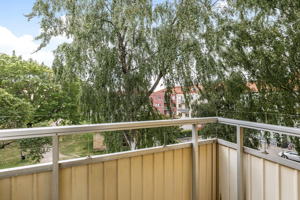 Balkong i sydvästläge med eftermiddags- och kvällssol