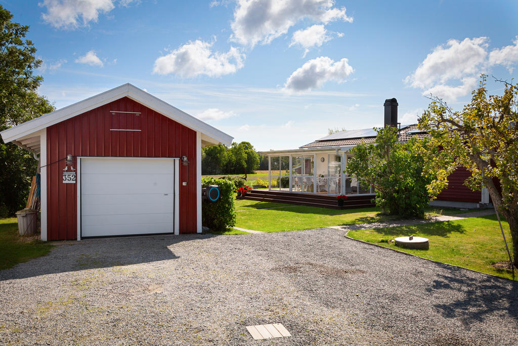 Garage och grusad uppfart.