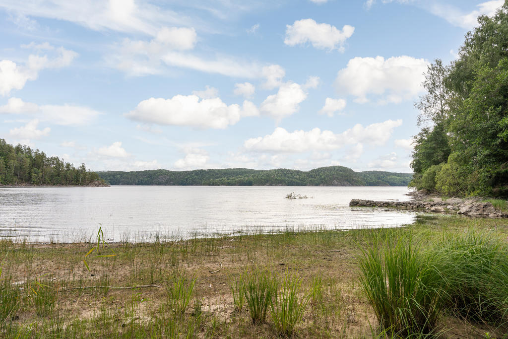 Sandstrand och stenbrygga finns i närheten av fastigheten.