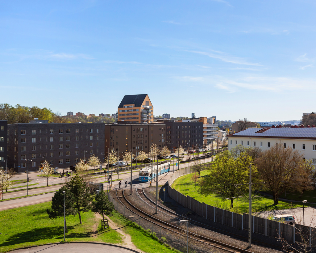 Utsikt från bostadens inglasade balkong