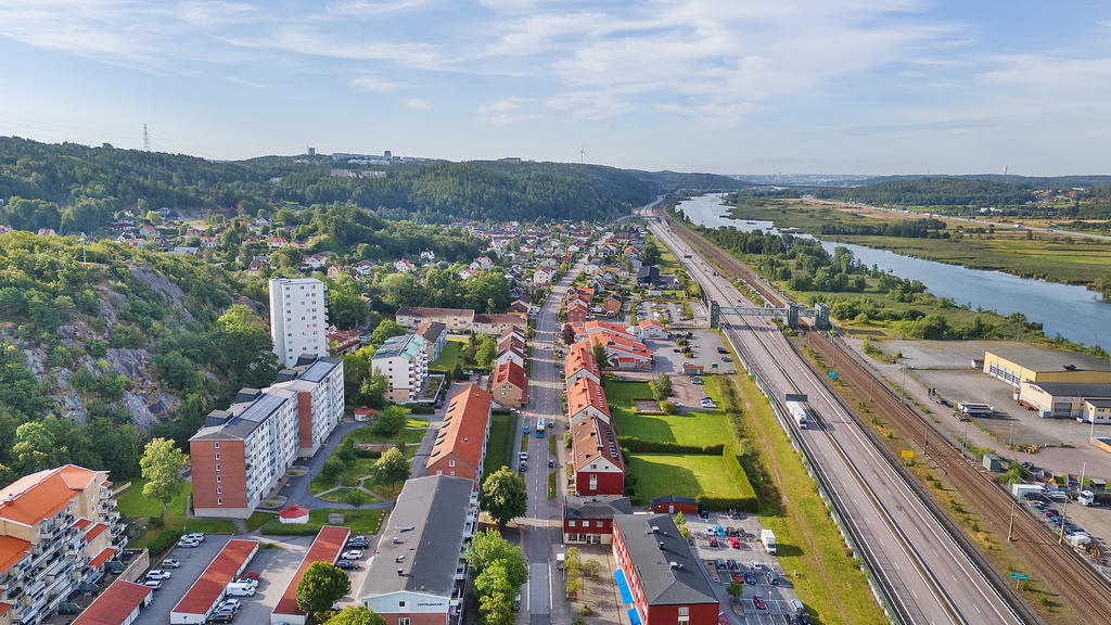 Vy över Surte mot pendelstationen och älven