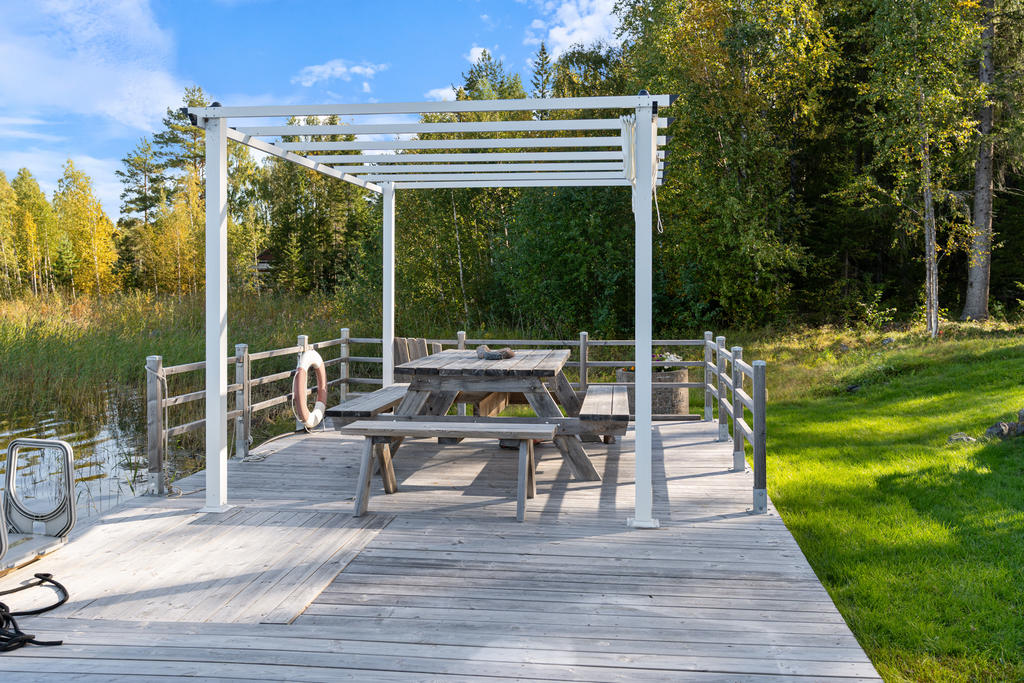 Brygga/altan med pergola och båtplats