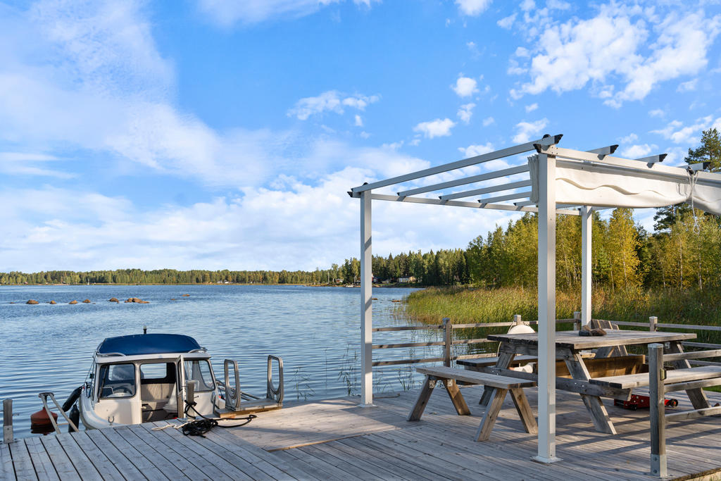 Brygga/altan med pergola och båtplats