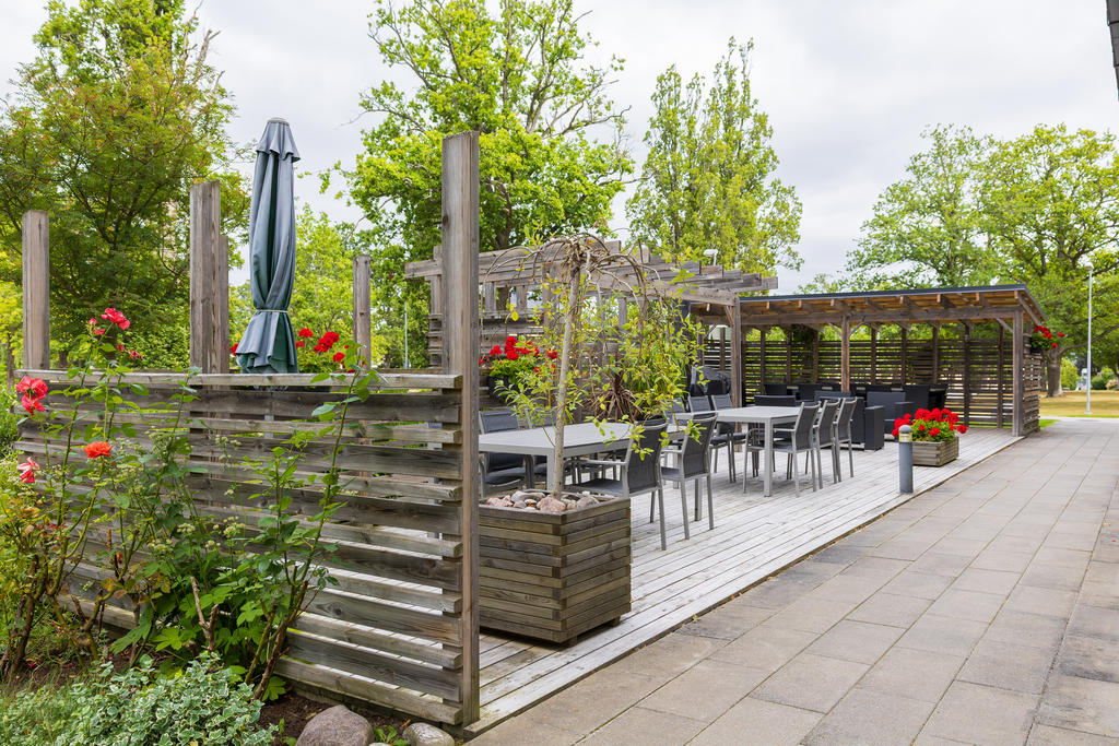 Gemensamterrass med grillmöjligheter och kvällssol
