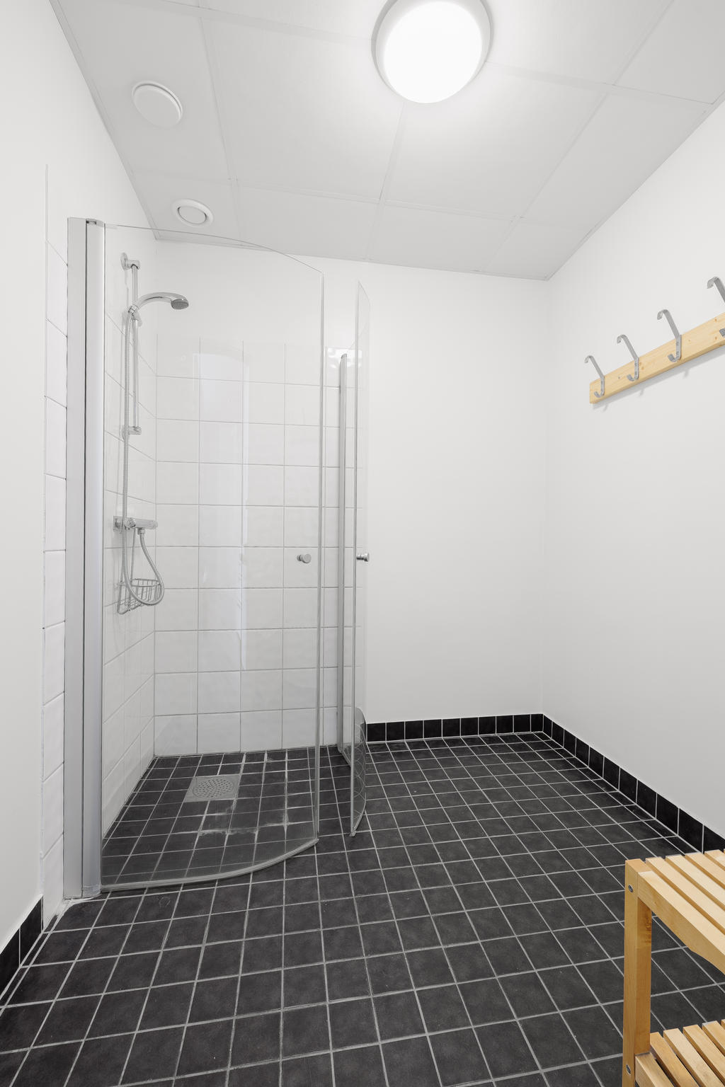 Ett av två omklädningsrum/duschar i relaxen