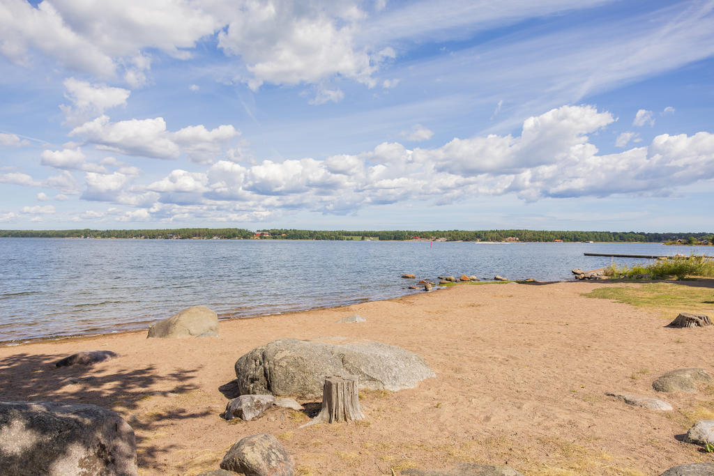 När fin badstrand med sand och gräs i Gamlebyviken