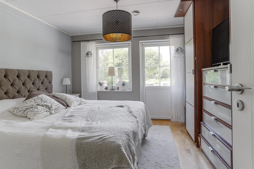 Sovrum 1 med utgång till altan