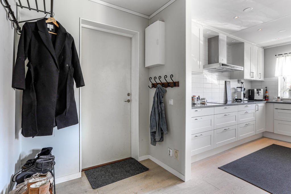 Dörr till garaget vid köket