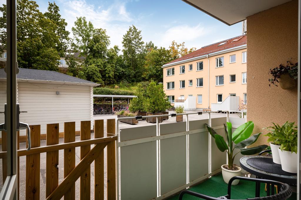 Uteplats med utsikt mot innergård och grönska