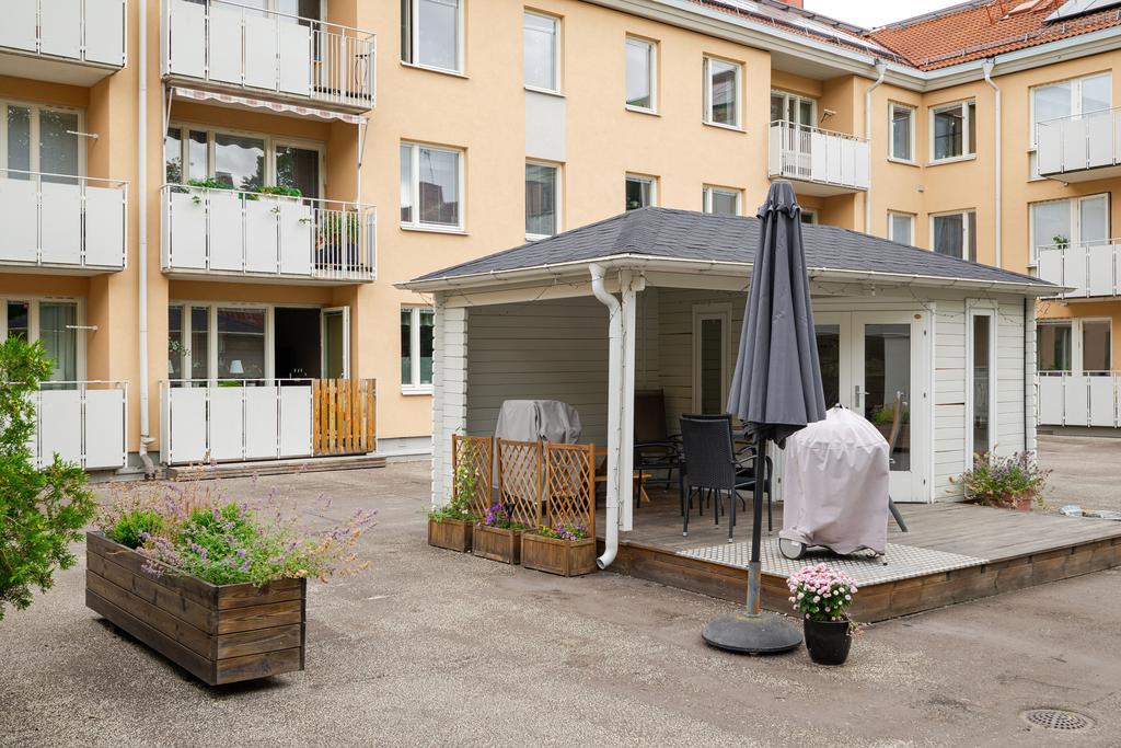 Lusthus med samlingslokal på innergården