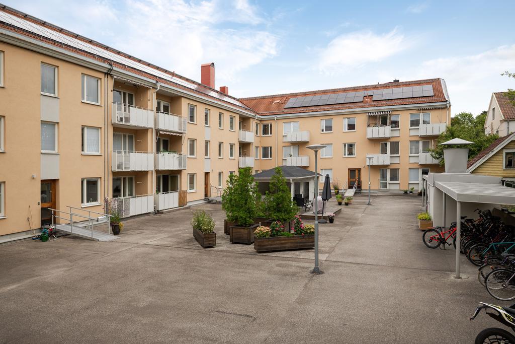 Innergården med samlingslokal och planteringar