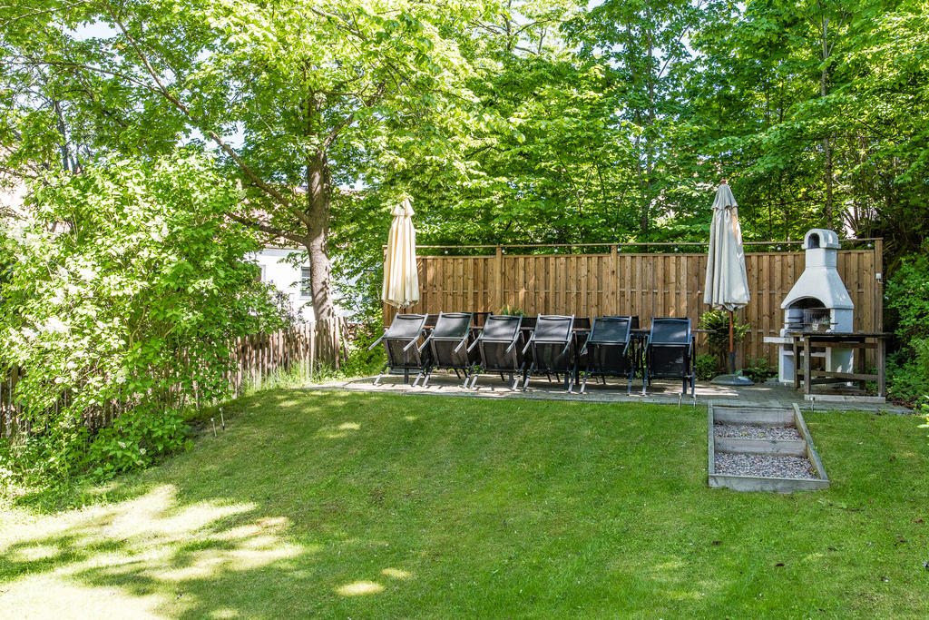 Den gemensamma innergården med grill & plats till många i grönskan