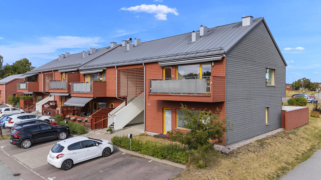 Gavelläge och parkering intill entrén