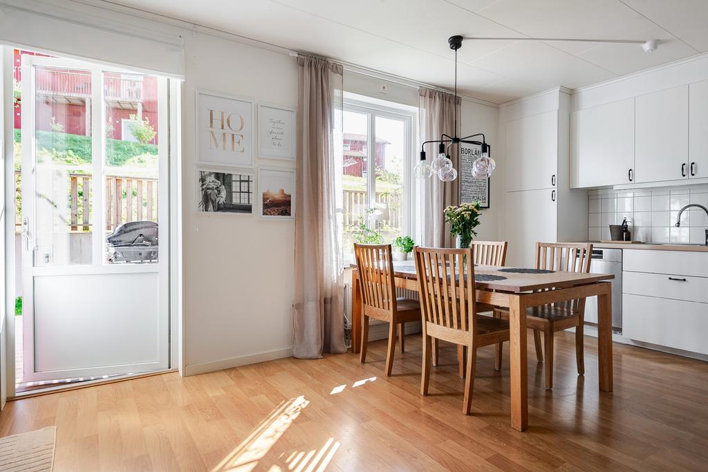 Öppen planlösning mellan kök och vardagsrum. Härifrån tar du dig ut till den stora altanen. 