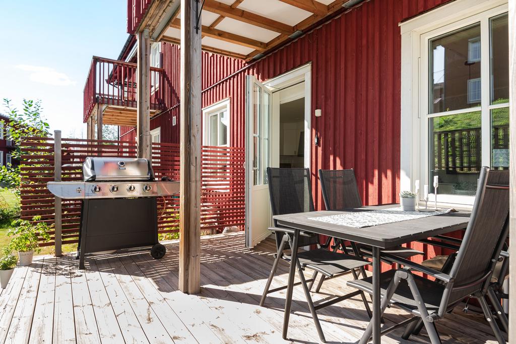 Även matplats och grill får plats. Bra altan! 