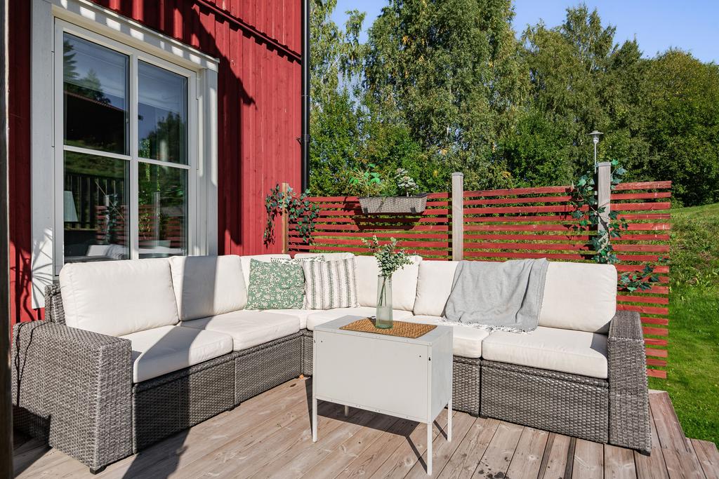 Här får du plats med en större soffgrupp. 