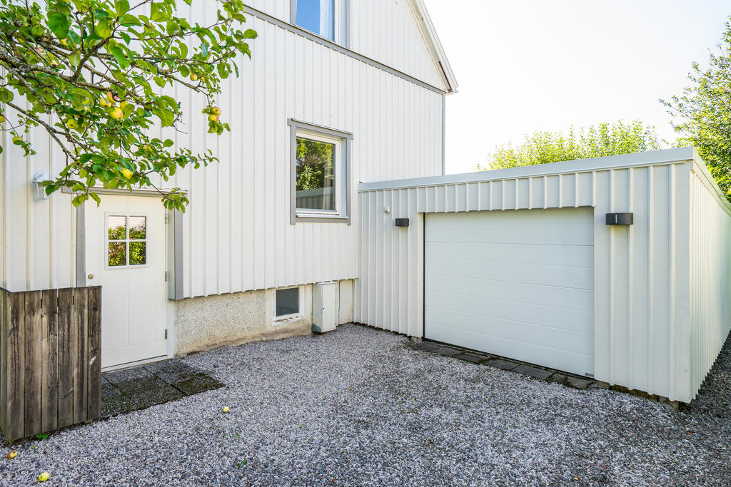 Vidbyggt garage med mekanisk port.
