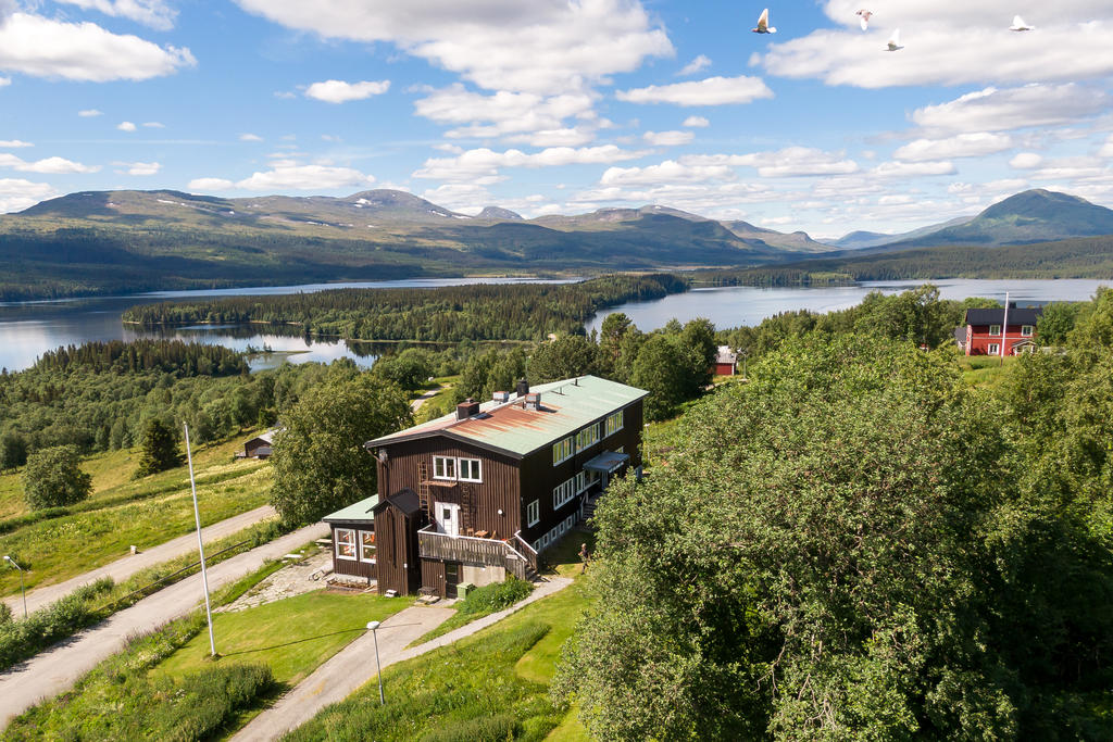 Med storslagen fjällutsikt erbjuder hotell med sina ca 950 kvm 11 hotellrum, restaurangkök, matsal och bar med fina sällskapsytor. Fastigheten omfattar även en renoverad ägarlägenhet.