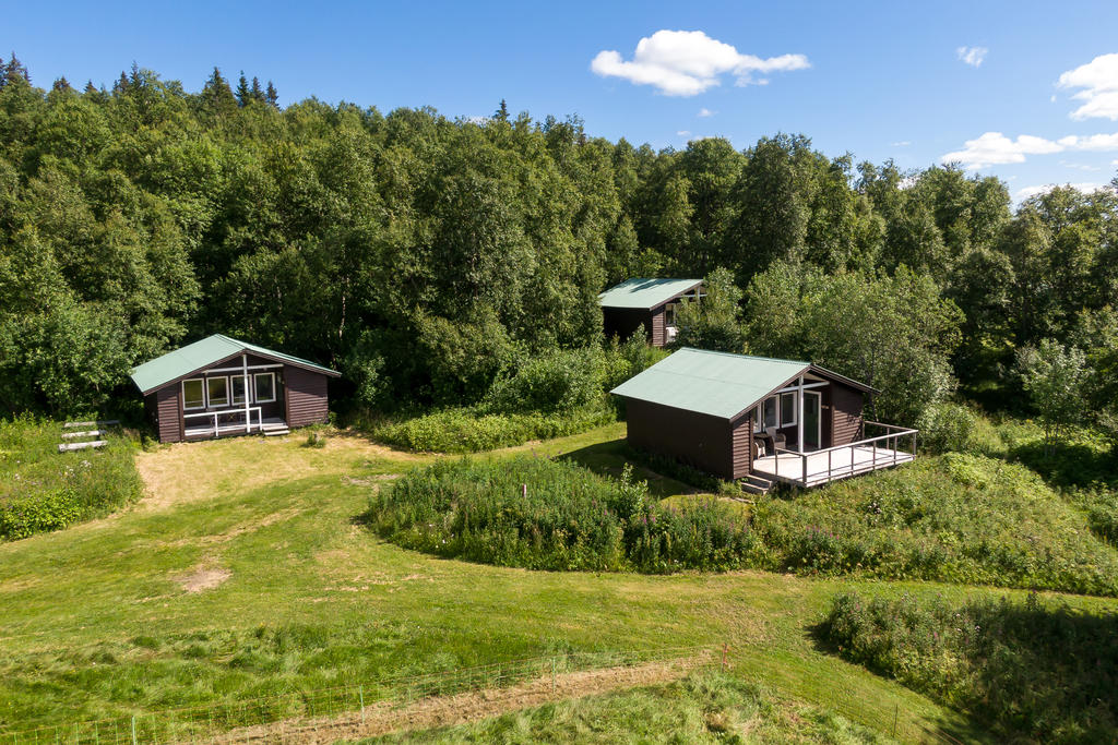 I övre stugbyn finns 10 stugor på 26 kvm byggda på 60-talet. Det är varierande standard i stugorna. Två är totalrenoverade med nytt kök, badrum och stor veranda. 