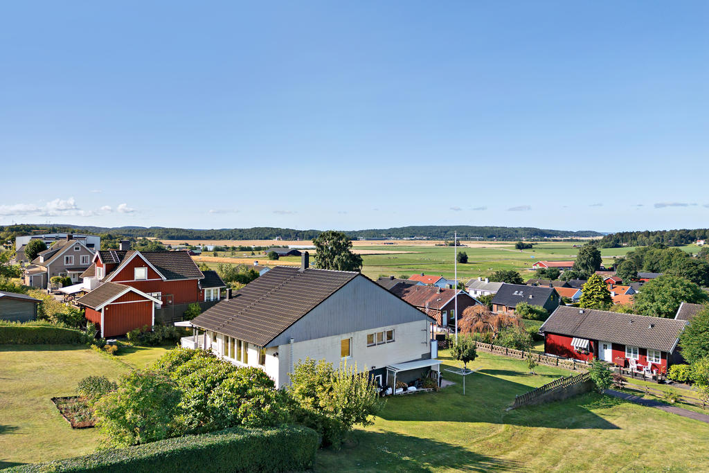 Huset är högt beläget och du får en fin utsikt över ängar och hustak och viss havsutsikt