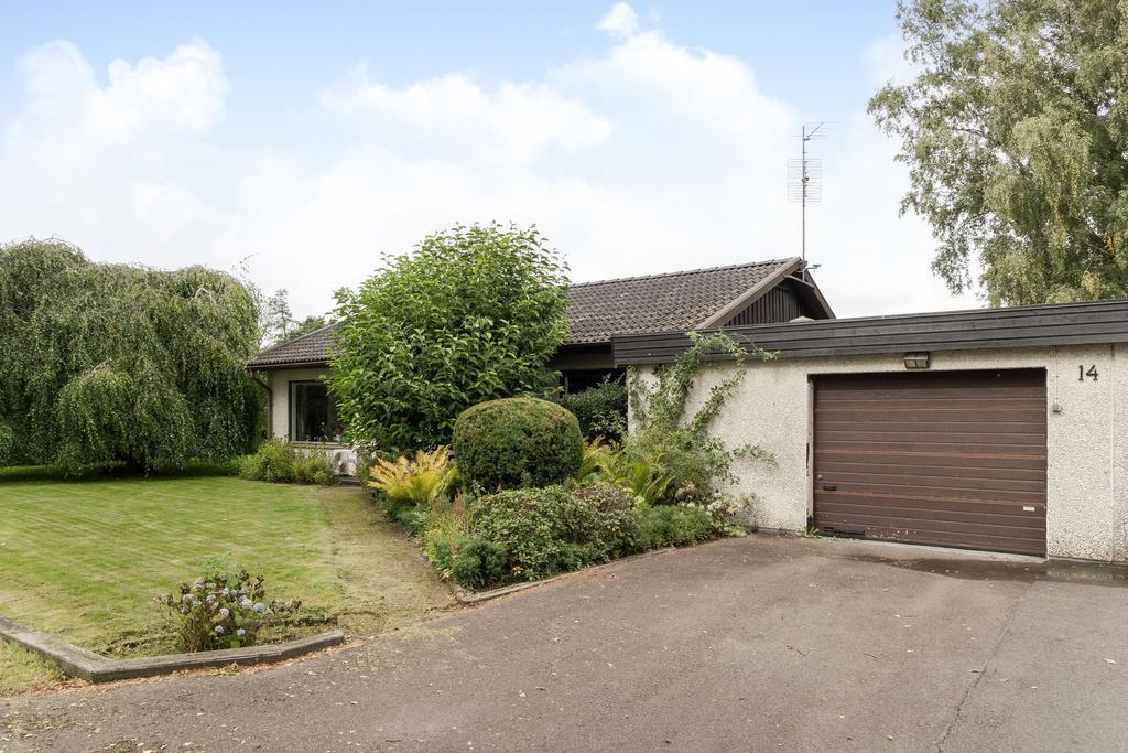 Den asfalterade uppfarten erbjuder plats för två bilar, och därtill finns ett garage som ger ytterligare parkerings- och förvaringsmöjligheter.