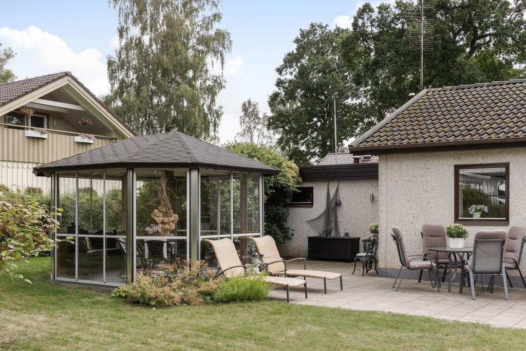 Lusthuset förlänger utesäsongen och skapar ytterligare en härlig plats för umgänge.