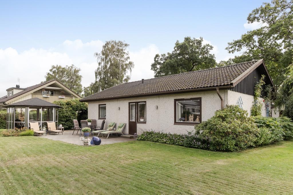 Grönskan runt huset skapar en härlig inramning under årets varmare månader.