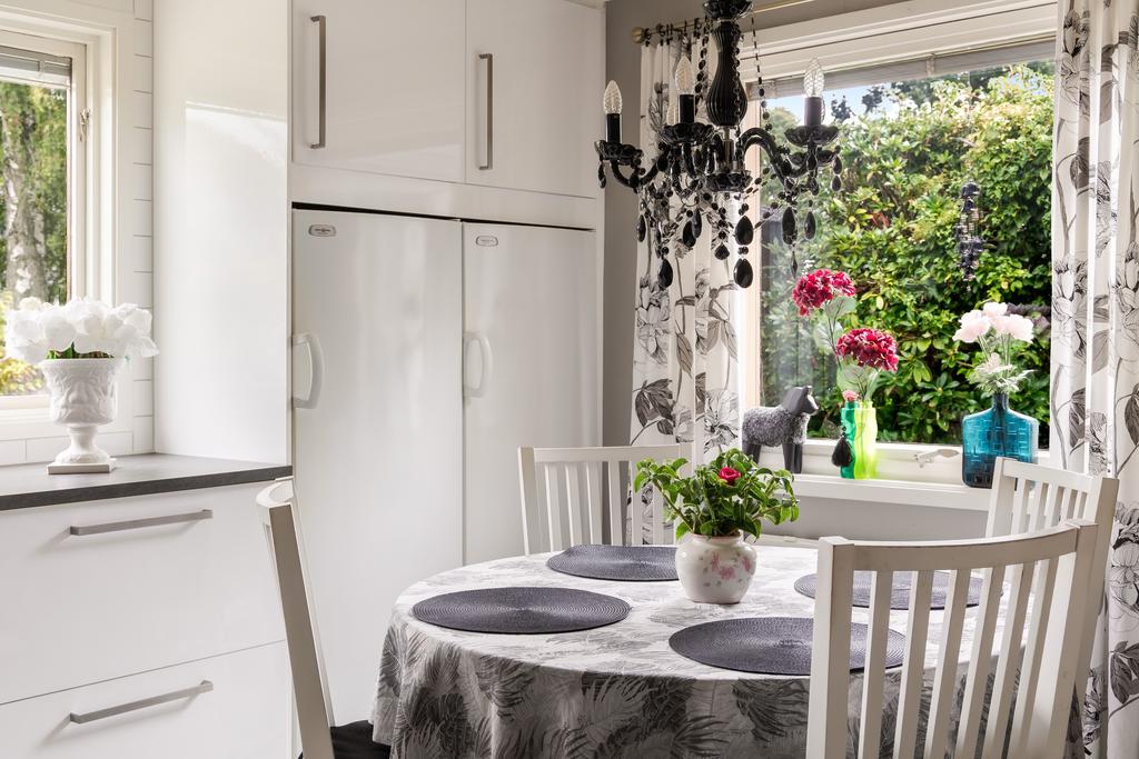 En trivsam matplats gör köket till en naturlig plats för både vardag och umgänge.