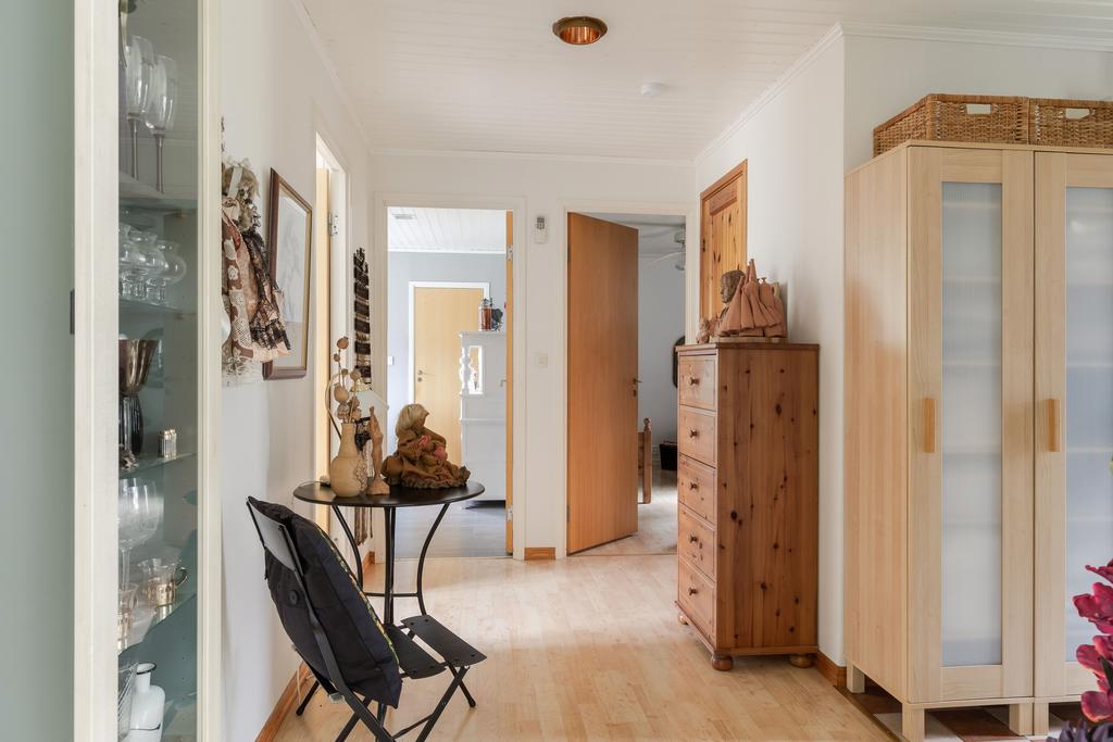 En ljus passage binder på ett naturligt sätt samman bostadens olika delar.