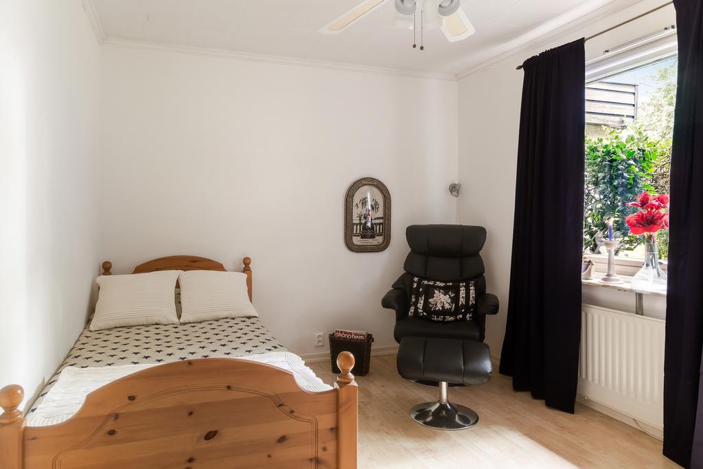 Bostadens andra sovrum passar fint som barnrum, gästrum eller hemmakontor.