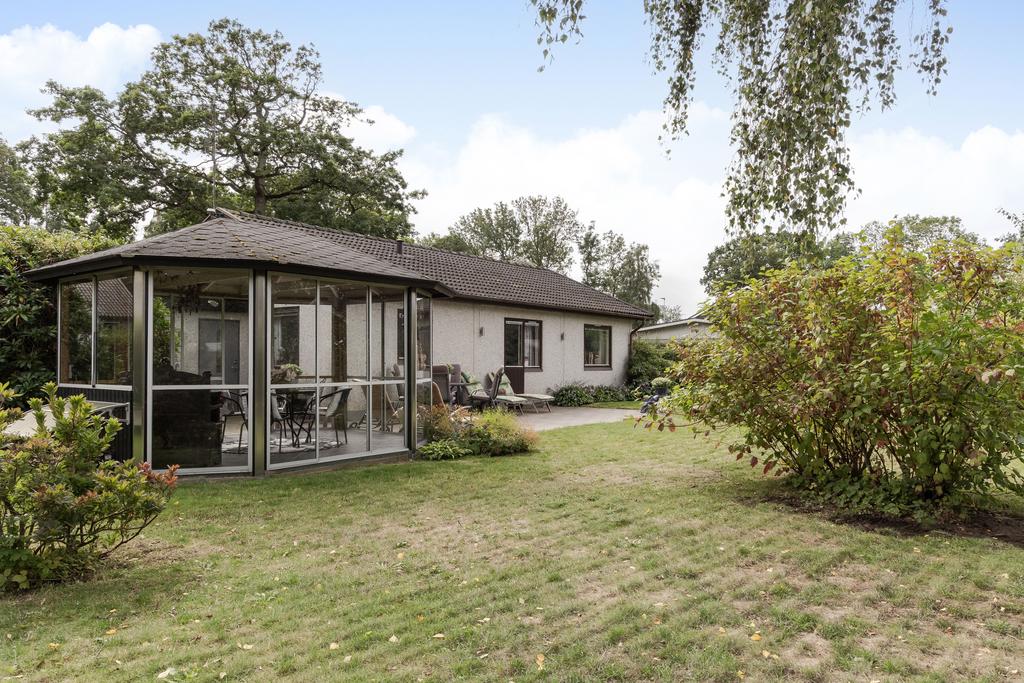 I anslutning till huset finns ett trevligt lusthus som förlänger utemiljön och erbjuder en skyddad plats för umgänge.
