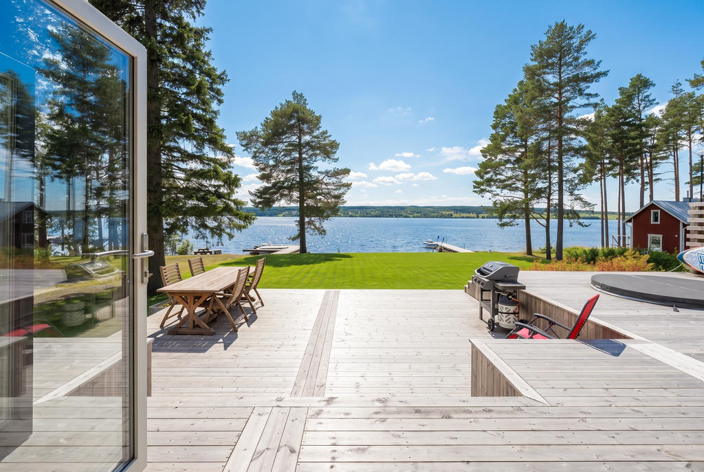 Stor och rymlig altan med badtunna 