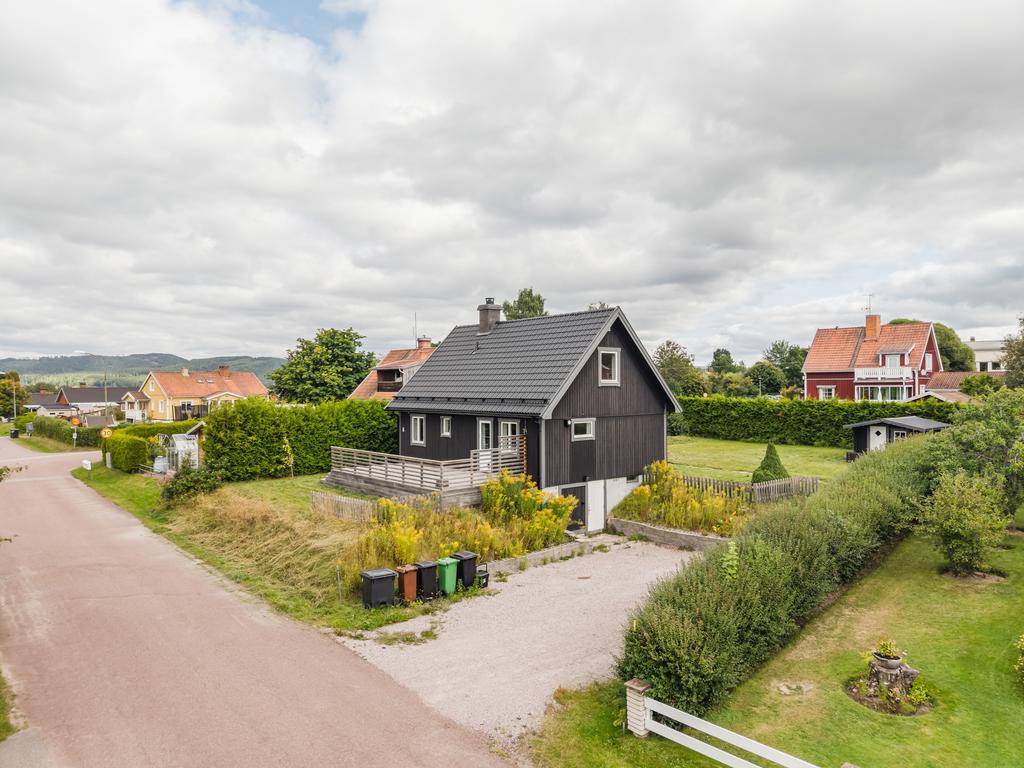 Rymlig tomt med gott om grönytor, grusad uppfart och en trevlig altan i anslutning till huset.