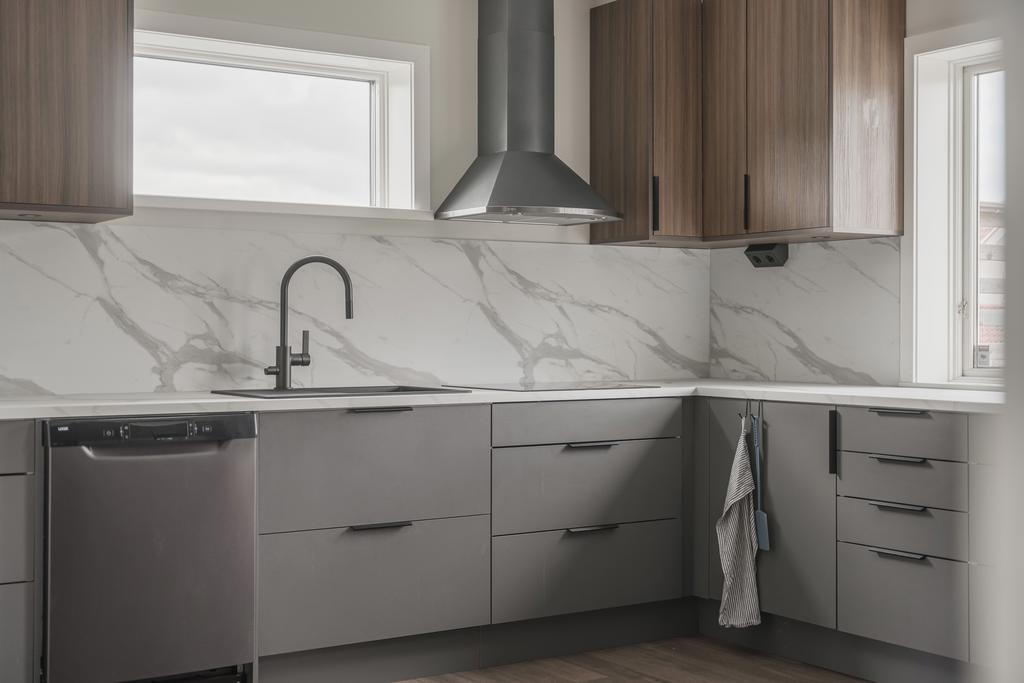 Modernt kök med genomtänkta materialval, bra förvaring och generösa arbetsytor.