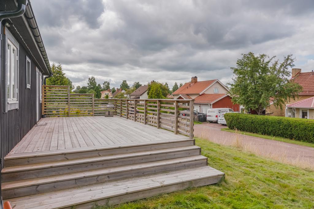 Här finns gott om plats för både matgrupp, grill och loungemöbler! En härlig plats för långa sommardagar och umgänge i solen.