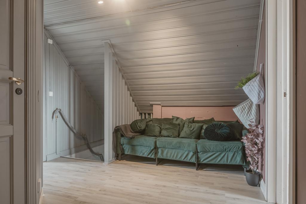 Allrum på husets övre plan, en mysig extra sällskapsyta med plats för soffgrupp.