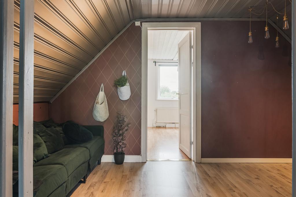 Vy mot övervåningens andra sovrum.