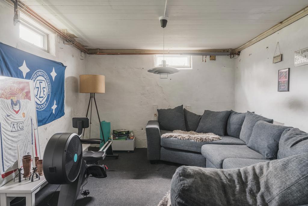 Gillestuga på källarplan med flera användningsmöjligheter. Perfekt som extra allrum, sovrum, hobbyrum eller varför inte hemmagym?