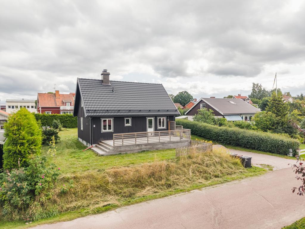 Ett lugnt och trivsamt område som passar såväl barnfamiljen som paret, med bekväm närhet till lekplatser, vatten, skola, affärer och övrig service.