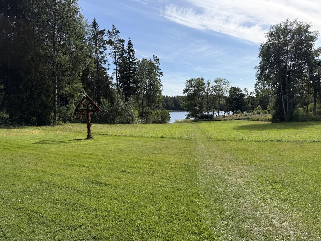 Midsommarängen i anslutning till badplatsen