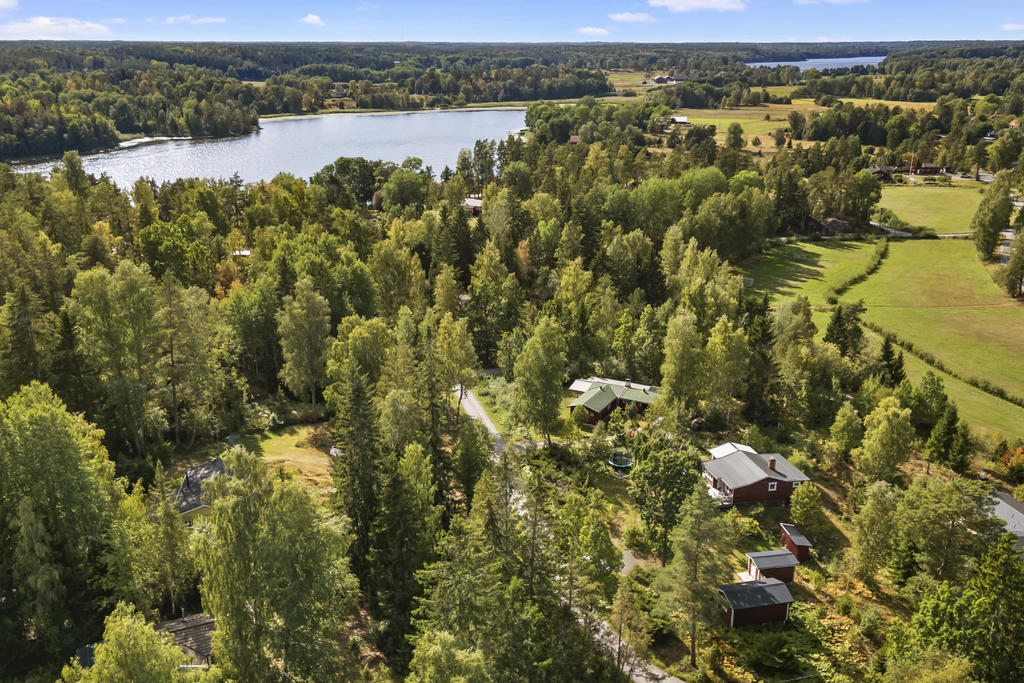 Kort promenad till badplatsen i Länna kyrksjö
