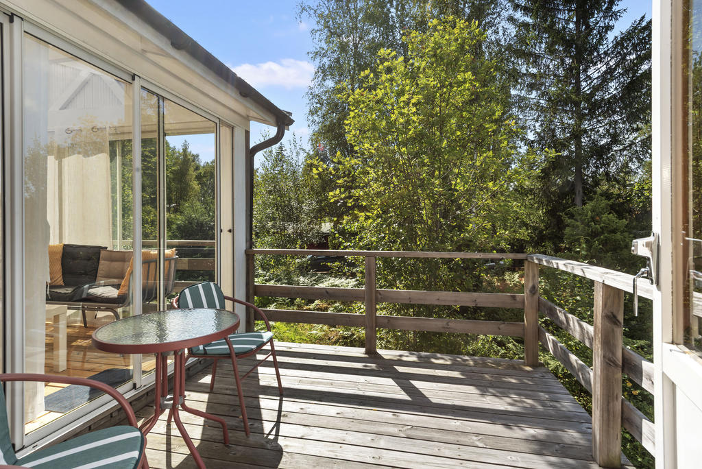 Generös altan runt huset