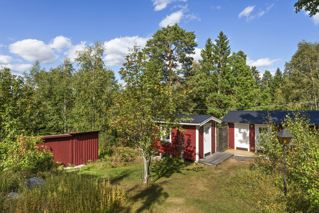 Gäststuga 2 samt trädgårdsförråd till vänster
