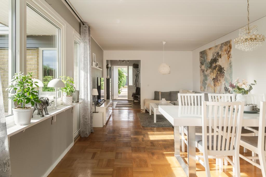 Vardagsrum och matplats i öppen anslutning.